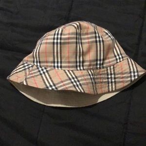 Burberry bucket hat